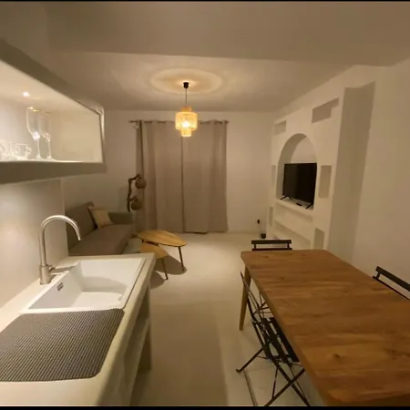 Paros Salon Et Апартаменты Ним