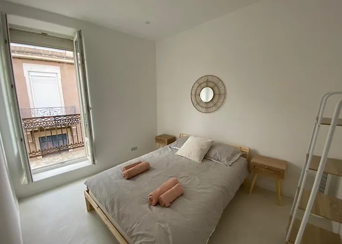 Paros Salon Et Nîmes