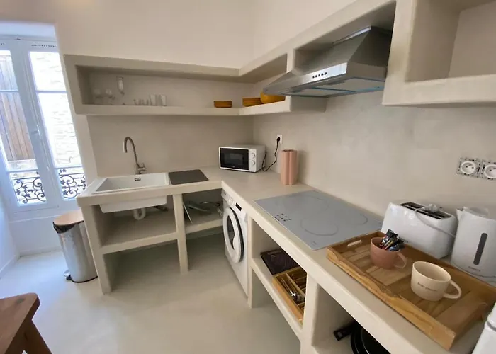 Paros Salon Et Apartmán Nîmes
