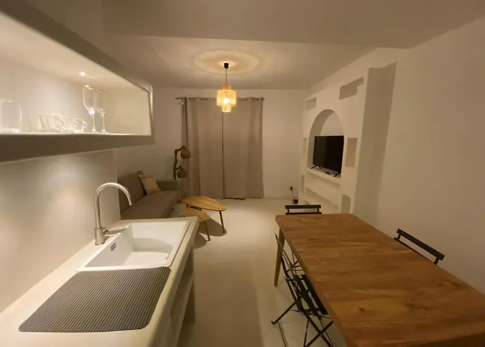 Paros Salon Et Apartmán Nîmes